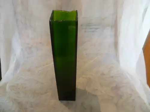 Schöne antike österreichische Kunstglasvase von Loetz. Die Vase hat satte smaragdgrüne  Farben   Blockvase Abriss am Boden  Designer