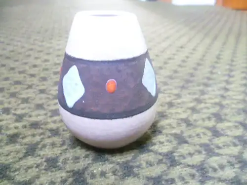 Mid Century Ü-Keramik Blumenvase  Dekorative Vase gemarkt Nr. 464/8, Orange mit Streifen. Maße: ca. 8cm Höhe. 