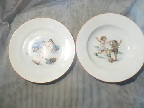 Mädchen und Junge beim Fußball spielen + Kinder mit Auto und Koffern = Vintage der 1950 hier 2 Arzberg PA Bavaria Paten - Taufteller bunt 