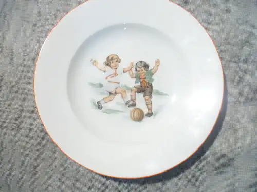 Mädchen und Junge beim Fußball spielen  = Vintage der 1950 hier 1 Arzberg PA Bavaria Paten - Taufteller bunt 
