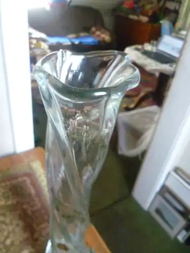 Bad Malente Kiel Glasmanufaktur Studioglas Kristallglas Vase gedrehte hohe Kristallglas Vase in Silber und Gold Einschmelzungen ca 1970 Ära