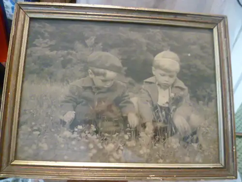 Kinder sitzen in einer Blumen Wiese gerahmtes Foto aus den 1940 Jahren 