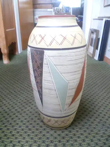 Bodenvase geometrisches Ritzdekor Dekor Afrika Kongo Modrian Stil bunt handbemalt  Etikett vorhanden Ausgeführt 1950-1959 Designer Franz Schwaderlapp