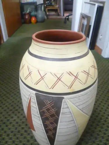 Bodenvase geometrisches Ritzdekor Dekor Afrika Kongo Modrian Stil bunt handbemalt  Etikett vorhanden Ausgeführt 1950-1959 Designer Franz Schwaderlapp