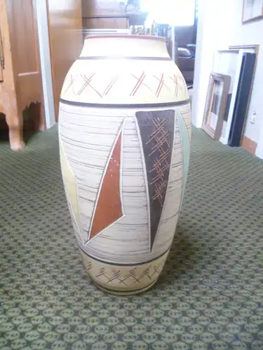 Bodenvase geometrisches Ritzdekor Dekor Afrika Kongo Modrian Stil bunt handbemalt  Etikett vorhanden Ausgeführt 1950-1959 Designer Franz Schwaderlapp