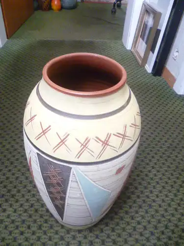 Bodenvase geometrisches Ritzdekor Dekor Afrika Kongo Modrian Stil bunt handbemalt  Etikett vorhanden Ausgeführt 1950-1959 Designer Franz Schwaderlapp