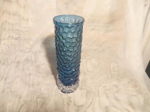 Nachtblaues Glas der Fa. Gralglas hier eine Vase rund schlanker Körper mit Blubber als Muster. Entwürfe von Bauhaus Designer Emil Funke um 1962/63