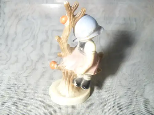 Vintage Celluloid Figurine Mädchen auf einem Apfelbaum  Goebel Hummel Mid Century Rockabilly Ära 1960  H: 11,5cm