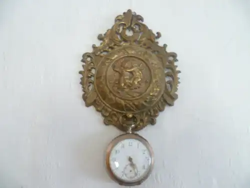 Taschenuhren Halter geprägtes starkes Messing um 1880-1900  in der Mitte Medaillon mit 2 Putti , wohl Berlin 