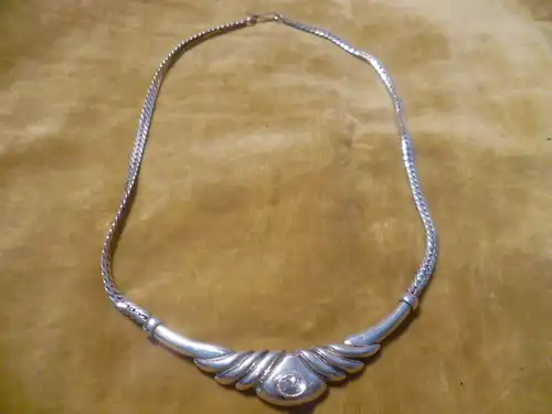 Silber 925 Collier Kleopatra Dekor besetzt mit 1 hellen ovalen Aquamarin im oval Schliff er 8 mm x 6 mm hat 1,5 Karat