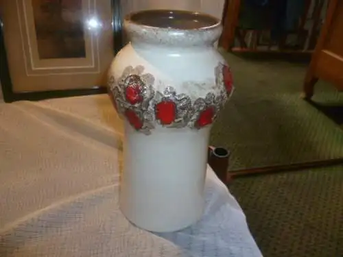 Rosemarie Gläser Designerin bei Strehla  hier Strehla Fat Lava Kirschrot Formnummer 1437 H:21 cm