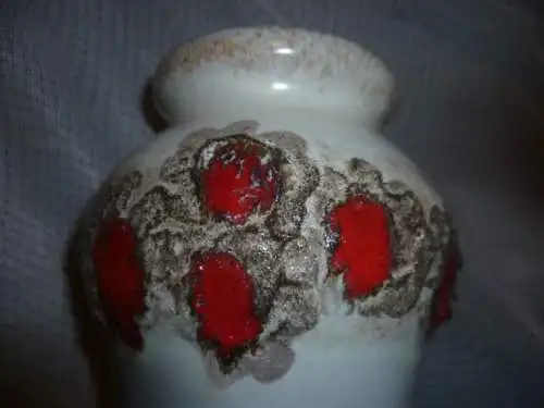 Rosemarie Gläser Designerin bei Strehla  hier Strehla Fat Lava Kirschrot Formnummer 1437 H:21 cm