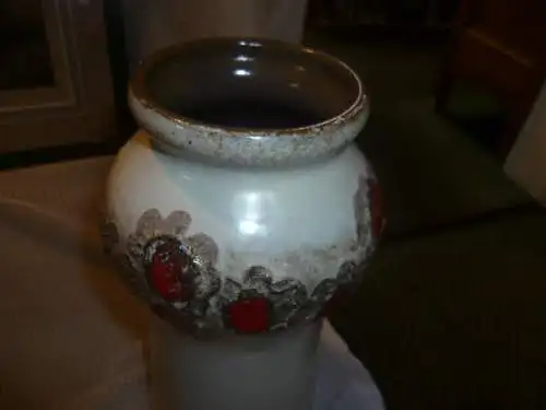 Rosemarie Gläser Designerin bei Strehla  hier Strehla Fat Lava Kirschrot Formnummer 1437 H:21 cm