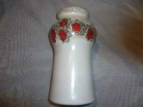 Rosemarie Gläser Designerin bei Strehla  hier Strehla Fat Lava Kirschrot Formnummer 1437 H:21 cm