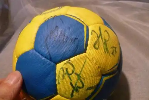 SG Flensburg Handballer Ball mit den Unterschriften z.B. Jonny Jensen  Flensburg  Handewitt und der SC Magdeburg gehören seit zwei Dekaden zu ... Legende Johnny Jensen beigetragen