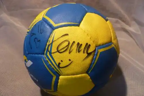 SG Flensburg Handballer Ball mit den Unterschriften z.B. Jonny Jensen  Flensburg  Handewitt und der SC Magdeburg gehören seit zwei Dekaden zu ... Legende Johnny Jensen beigetragen 