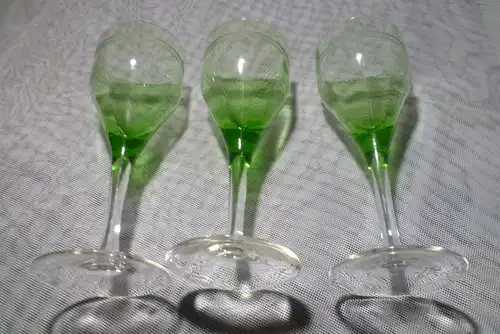 3 Weißwein  Gläser Jugendstil 1900-1925 Übergang in die Art Deco Epoche Kuppa 8 Eckig mit Schliff und geätztem Dekor Grünglas