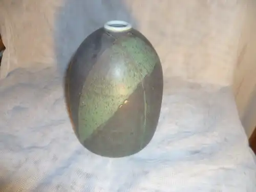 Studio Porzellan Vase Geometrisches Dekor in der Art des Lyonel Feininger im Stand signiert! H: 17 cm