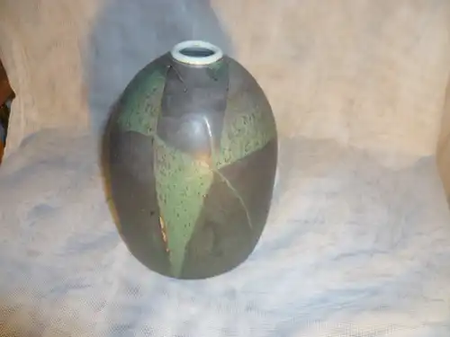 Studio Porzellan Vase Geometrisches Dekor in der Art des Lyonel Feininger im Stand signiert! H: 17 cm