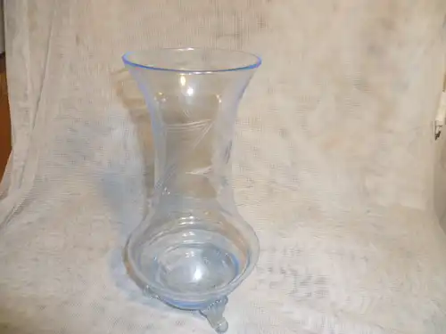 Kristallgkas Vase auf 3 Füsschen stehend.Aus der Vitrine Art Deko Schliffdekor geometrisches Dekor mit Blütendolde