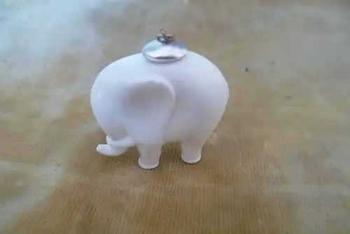 Damen Anhänger zum Tragen an einer Halskette in der Form eines Elefanten = Glücksbringer Vintage 1960-70 Er ist aus weißem Bakelit gegossen 