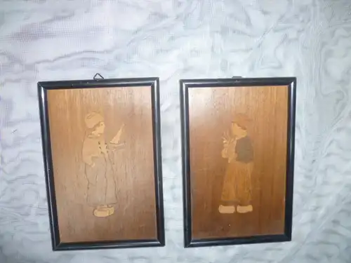 Paar Intarsien Bilder mit holländischen Kindern um 1900 verschiedene Edelhölzer , 1 Junge mit Segelschiff und 2 Junge mit Blumentopf