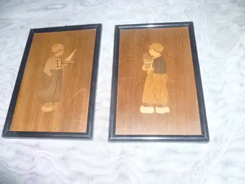 Paar Intarsien Bilder mit holländischen Kindern um 1900 verschiedene Edelhölzer , 1 Junge mit Segelschiff und 2 Junge mit Blumentopf