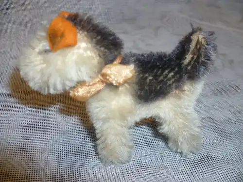 Alter kleiner STEIFF - Hund, mit Glöckchen und Glasaugen "Airedale Foxterrier "  1951 bis 1957 hergestellt 9 x 8 cm