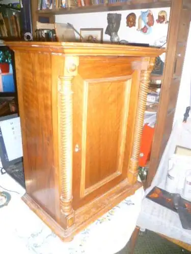 Nussbaum Gründerzeit Wandhängeschrank Münzkabinett mit Ablagefach um 1880