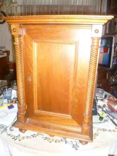 Nussbaum Gründerzeit Wandhängeschrank Münzkabinett mit Ablagefach um 1880