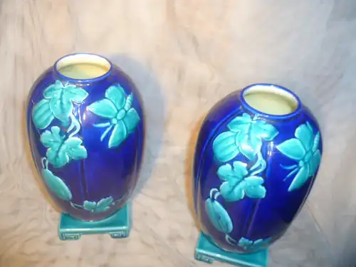 Paar Mintons Majolika Jugendstil Porzellan Vasen Dekor im Duffolid Design in Stahlblau und Türkis mit Schmetterling mit Pflanzenzweig Formnummer 2210/871