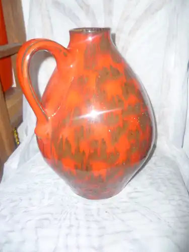 Modernist Keramik Bay Vase mit Henkel Formnummer 243-35 Lauflasur in Ferrari Rot  aus den 1960 er 