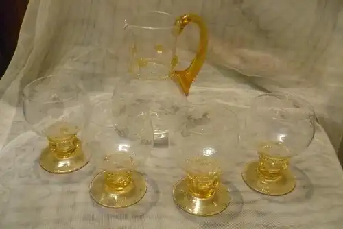 4 Stück Weingläser und passende Karaffe Römer THERESIENTHAL um1900 Bernstein gelb mit Beeren und Noppen von Hand feines Schliffdekor Weinrebendekor