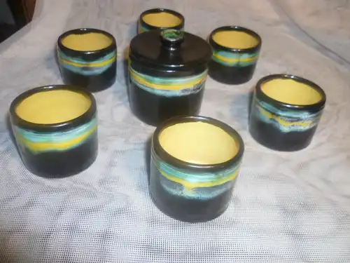 Iparműveszeti Vállalat  hier Margit Kovacs Keramikerin Ungarn 1902-1977 Mokka Set ca 1970 bestehend aus Deckeldose und 6 Becher