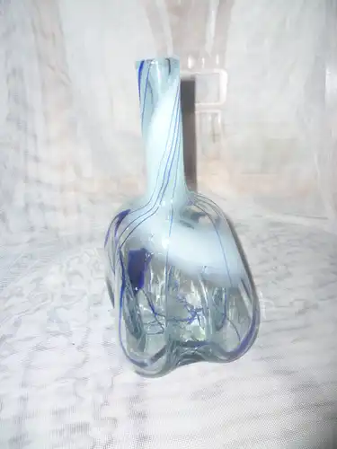 Skoczylas Glaskünstler signierte Glasflasche blaues Fadenglas am Stand signiert 1990 datiert H 23cm Stand 14 cm x 14 cm I
