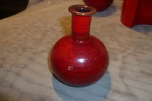 Studiokeramik Ferrari Rot am Stand signiert : HN  / NH H: 10,5 cm