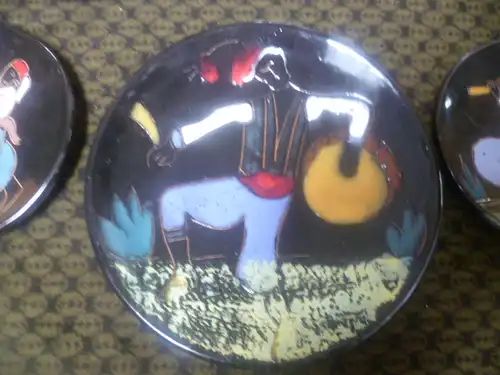 Ruscha Emaile Dekor Keramik Wandteller Dekor Bauer beider Landarbeit bunte Emaillefarben Vintage 50 Jahre