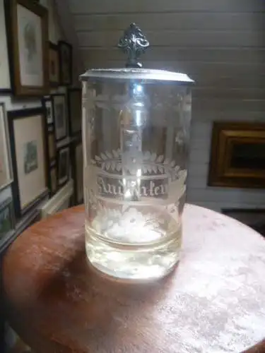 Biedermeier geschliffener Bierkrug um 1840 , reiches Blütendekor " Andenken" flacher Zinndeckel mit Eichenlaug