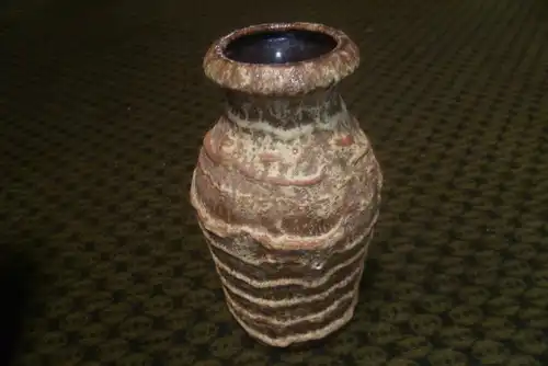 Scheurich Keramik West Germany 523-18, Die Vase ist mit mattierten, lavaähnlichen Glasuren weiß mocca in der Art Stein/Kork Baumrinde verziert 