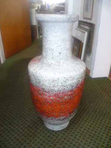 Fat Lava Keramik Vase der Karlsruher Majolika . Wohl Friedegard Glatzle. Modell Nr 7193 mit unglaublichen 61cm Höhe