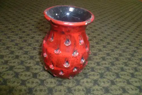  Die rote Vase "Strawberry" hat ein markantes Reliefmuster Designer: Fratelli Fanciullacci , Mid Century 1960 Bodennummer: 413/10 