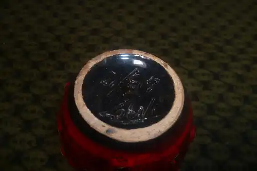  Die rote Vase "Strawberry" hat ein markantes Reliefmuster Designer: Fratelli Fanciullacci , Mid Century 1960 Bodennummer: 413/10 