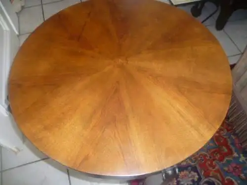 Art Deco Beistell Tisch Couchtischum 1925-35 rund Nußbaum Stammholz furnierte Platte