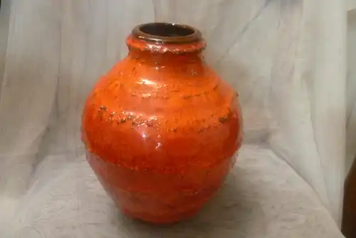 Carstens Tönnieshof Studio Keramik von Gerda Heuckeroth Fat Lava Vase mit einer glänzenden roten Lavaglasur 