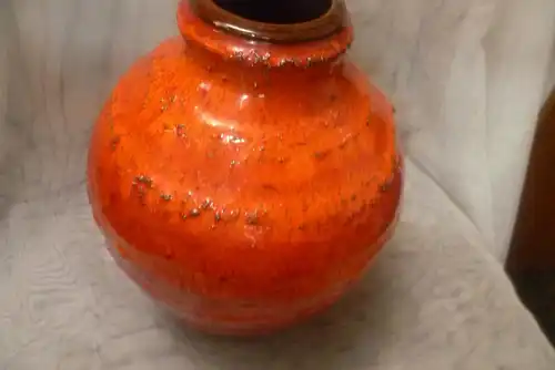 Carstens Tönnieshof Studio Keramik von Gerda Heuckeroth Fat Lava Vase mit einer glänzenden roten Lavaglasur 