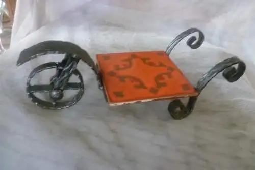 Blumenback in Form eines Schubkarren dieser ist aus geschmiedeten Eisen in schwarz patiniert V&B Fliese Mid Century 60 /70 Jahre der Hingucker!