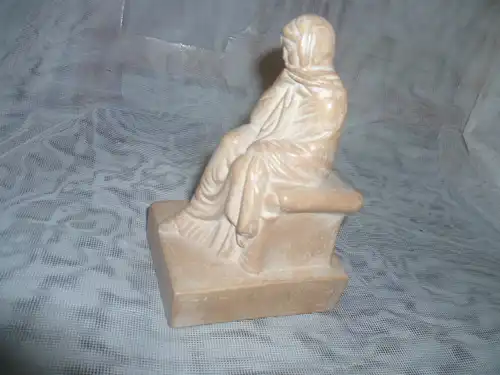 Junge Frau auf Steinsockel Tanagra Figur Art Deko um 1900 Masse: 7x9x15cm