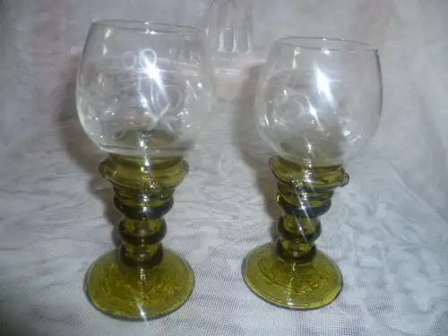 2 Stück Weingläser Römer THERESIENTHAL um1900 Waldglas Grün  mit Beeren und Noppen von Hand feines Schliffdekor Weinrebendekor
