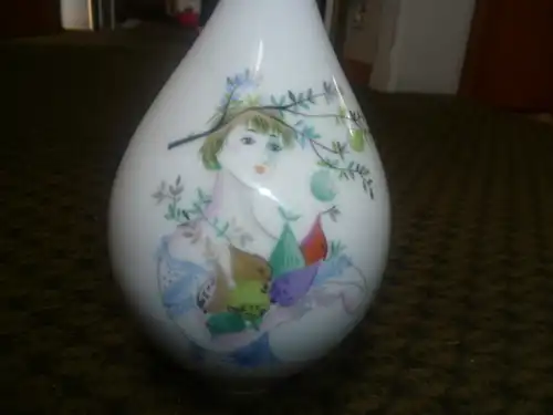 Vase, Dekor "Obstträgerin", Entwurf Bele Bachem. Porzellan, weiß, Stempelmarke Rosenthal