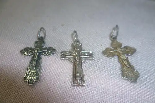 Konvolut 3 Kreuze und 1 Silber Halskette Ukrainische /russischer Silberschmuck mit Provenienz: Kirillo-Beloserski-Kloster